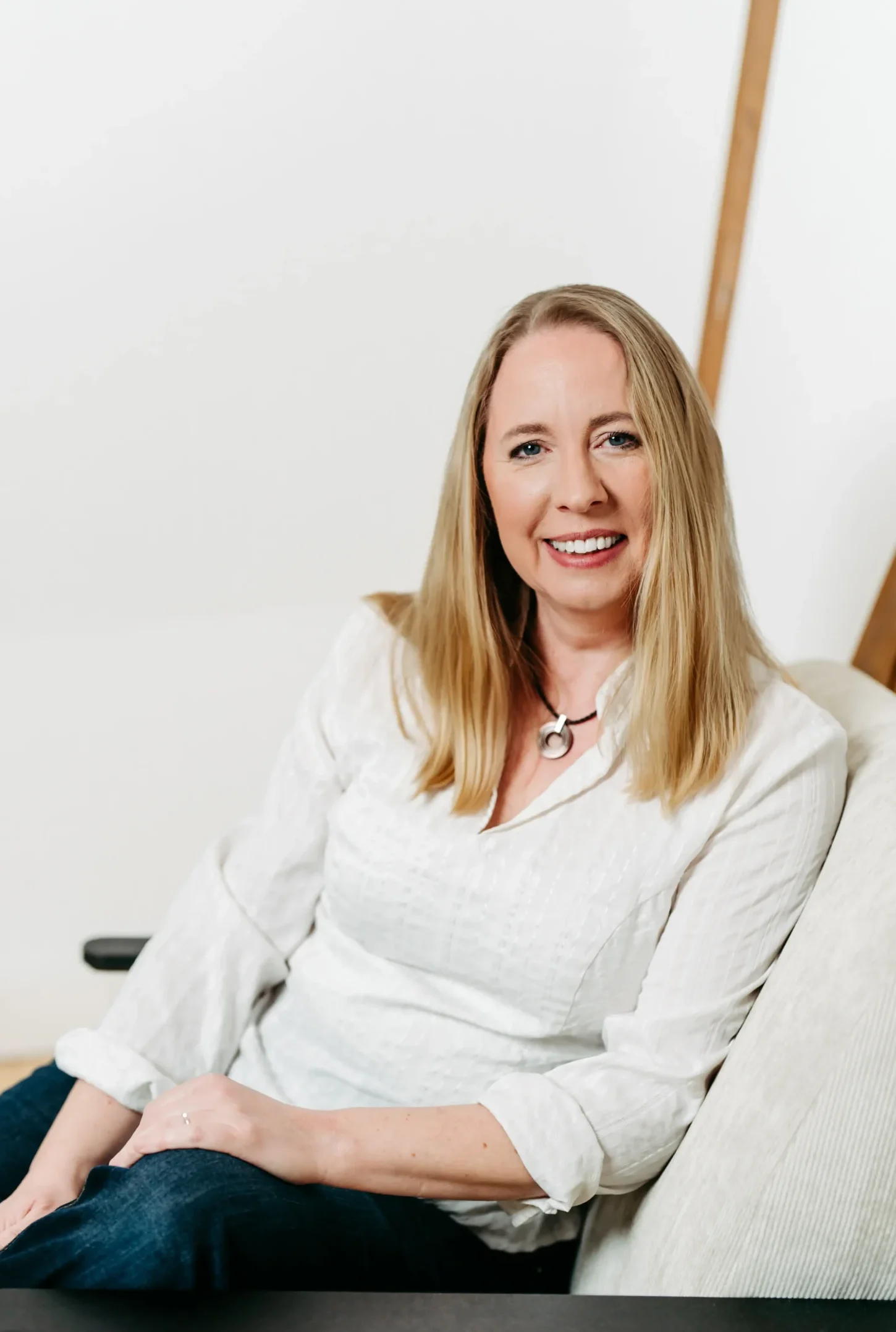 Anja Kiencke sitzt in einem Sessel.