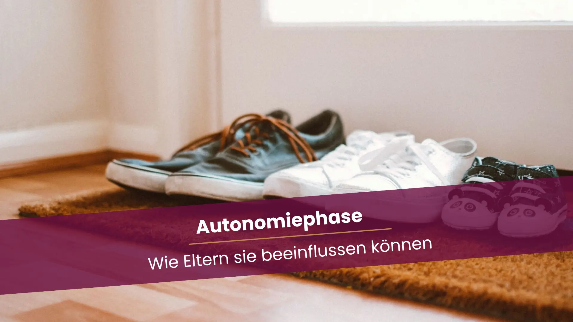 Schuhe in verschiedenen Größen stehen im Flur.