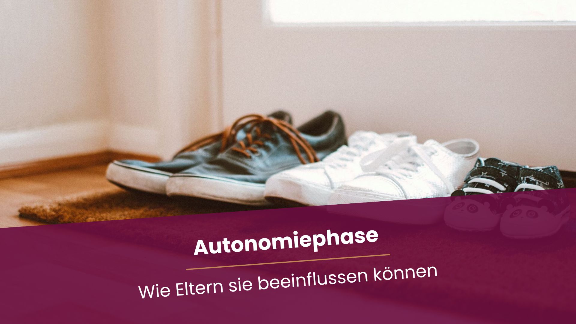 Schuhe in verschiedenen Größen stehen im Flur.