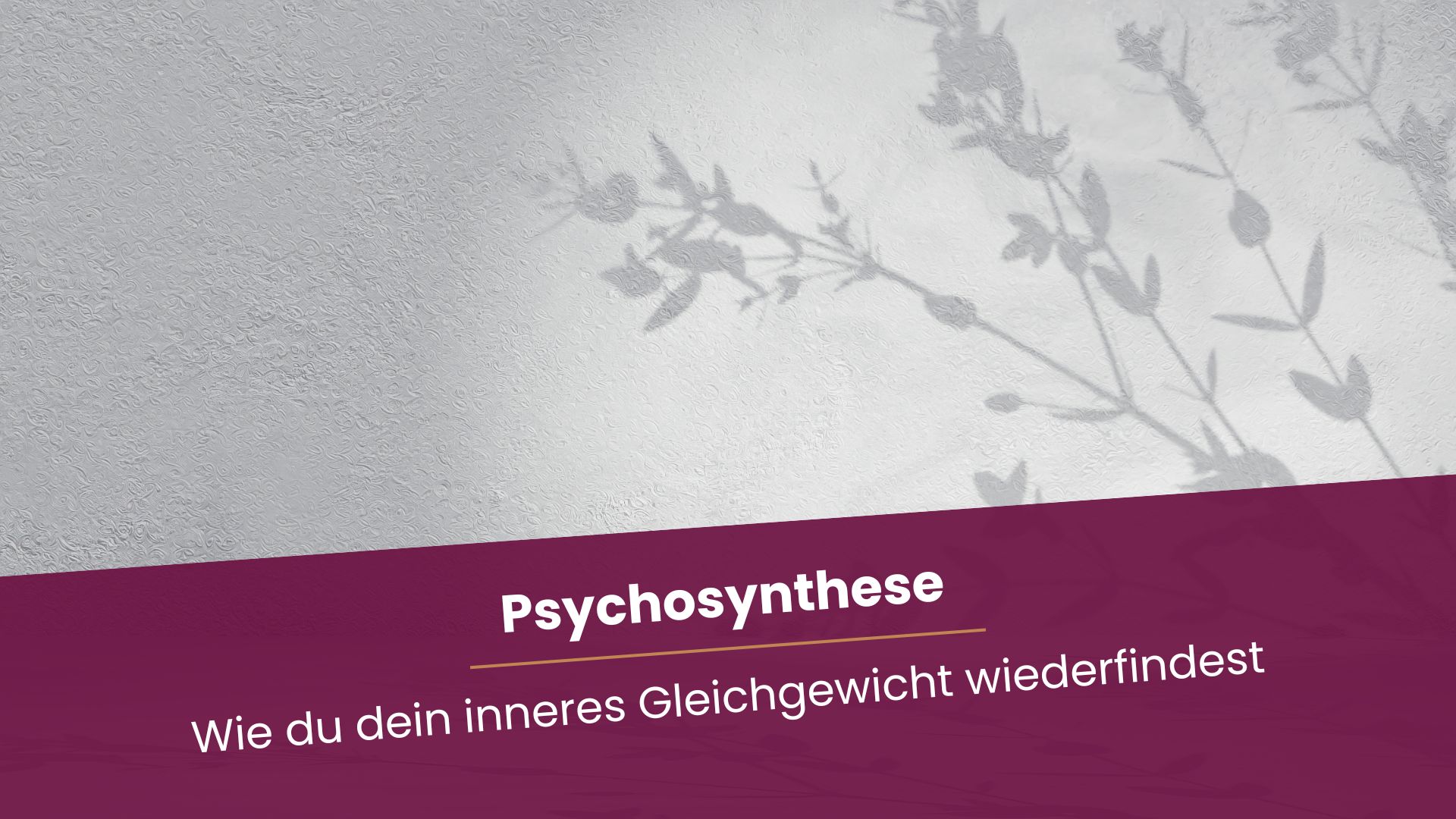 Der Schatten einer Pflanze auf einer hellgrauen Wand.