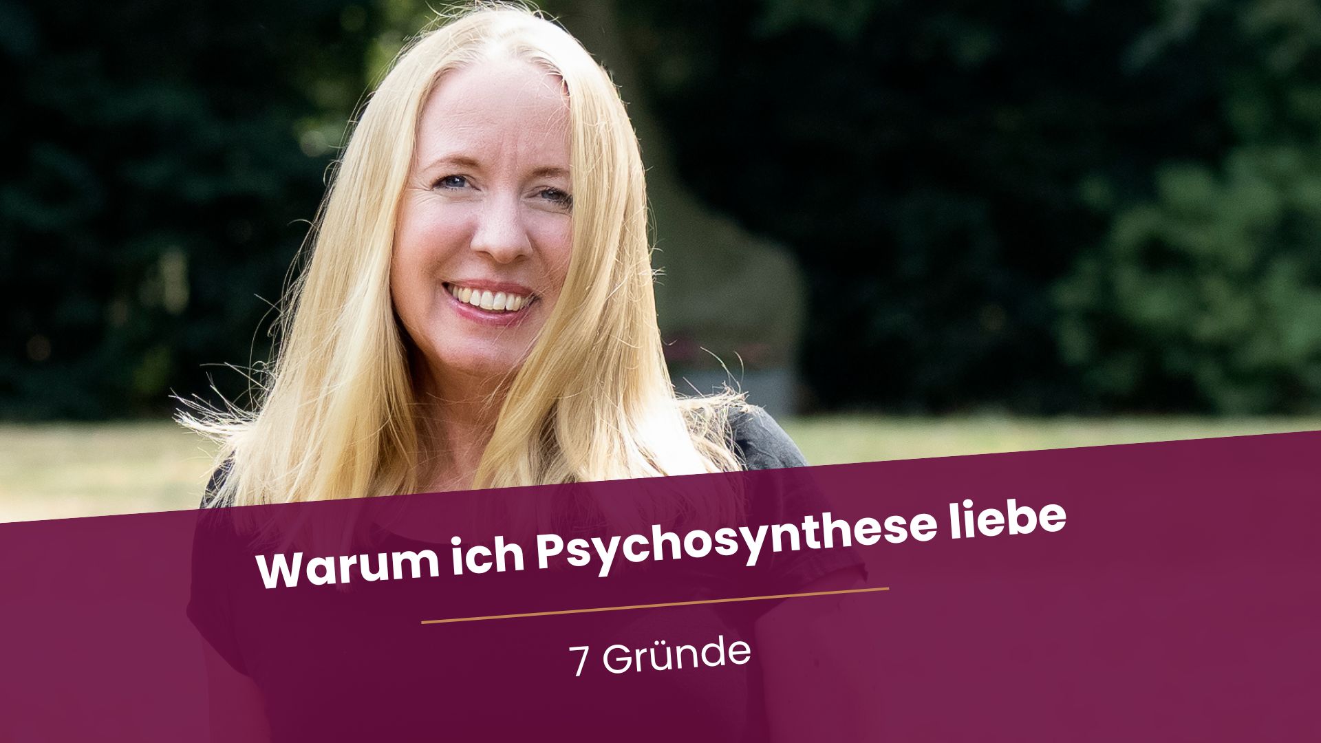 Anja Kiencke steht im Grünen und lächelt in die Kamera. Weil sie Psychosynthese liebt.