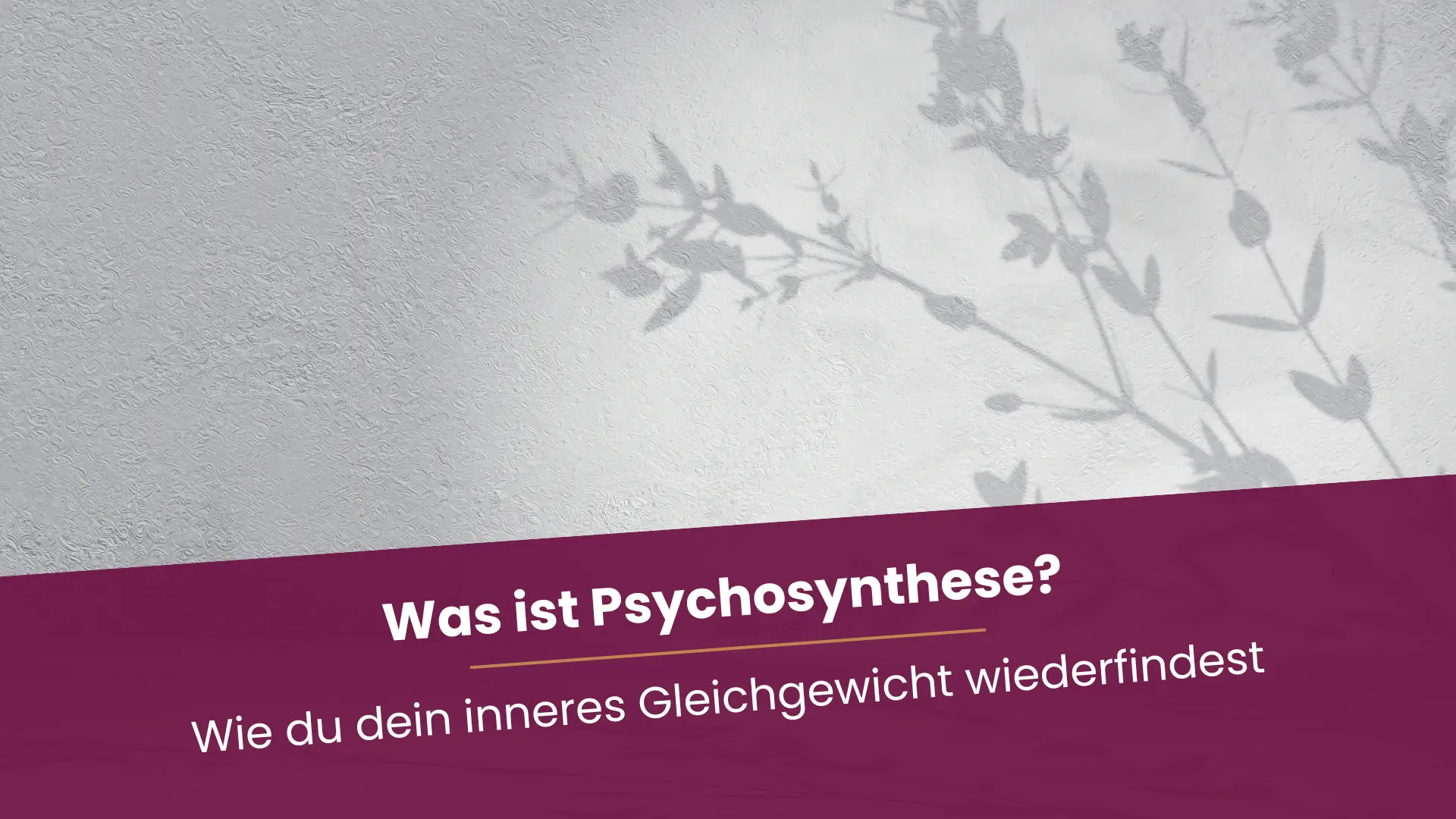 Schatten von Zweigen auf grauer Wand.